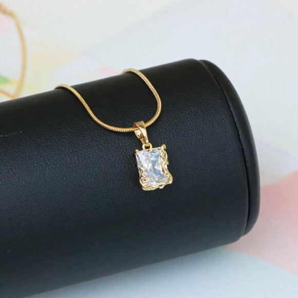 "Elegant Rose Gold Pendant with Rectangle Crystal and Filigree Frame, XPPT1383 - Picture 3 of 13